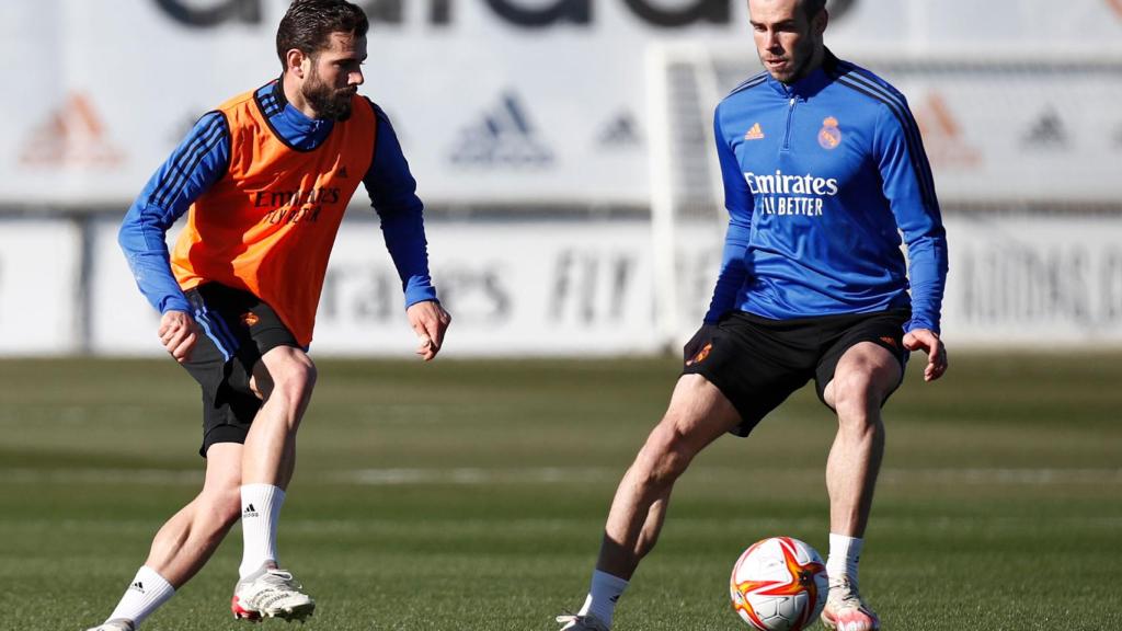 Nacho Fernández hace un pase por delante de Gareth Bale.