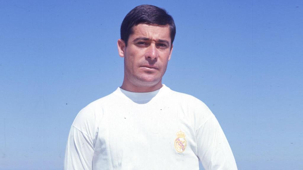 Manolo Bueno posa con la camiseta del Real Madrid
