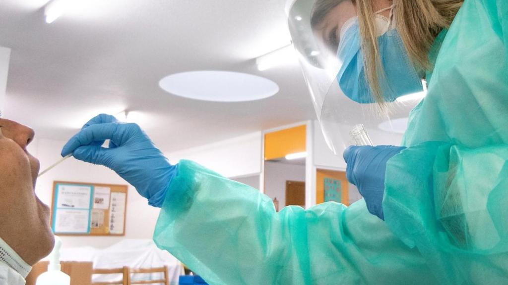 Una enfermera hace una PCR.