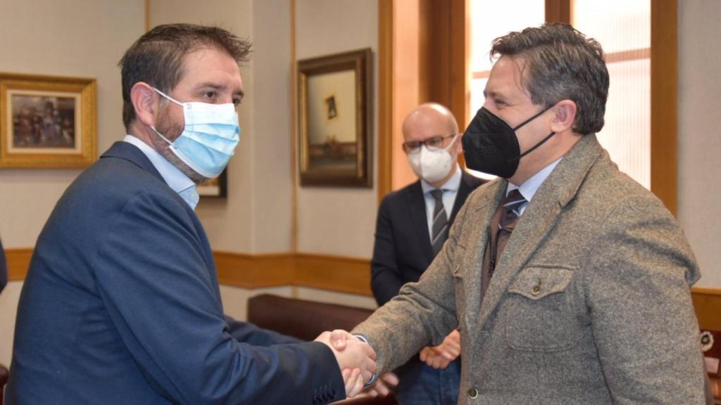 El presidente de la Diputación de Albacete firma una cuerdo con los farmaceúticos de la provincia. Foto: Diputación de Albacete