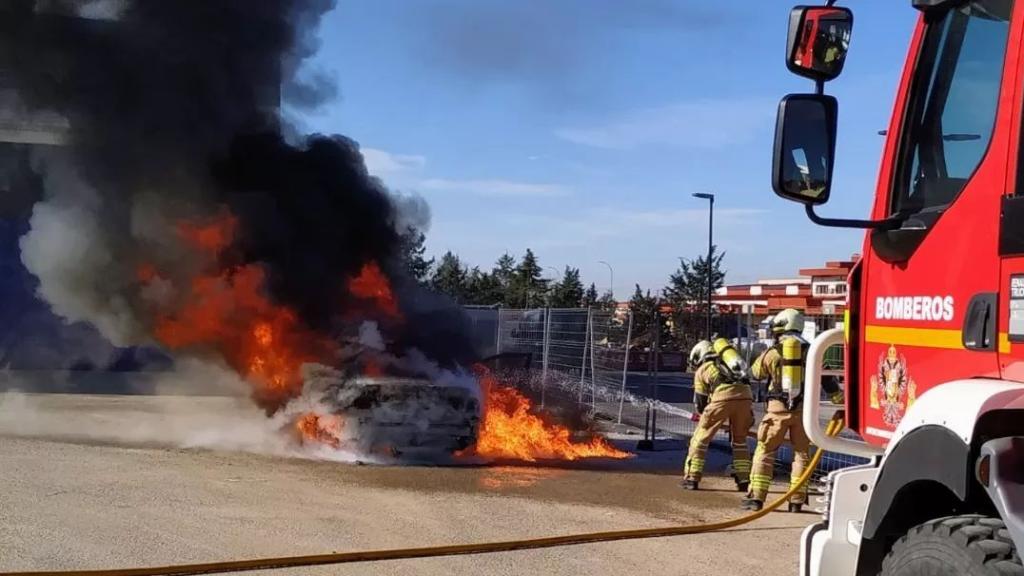 Incendio de un vehículo en Toledo. Foto: Bomberos Ayto. Toledo