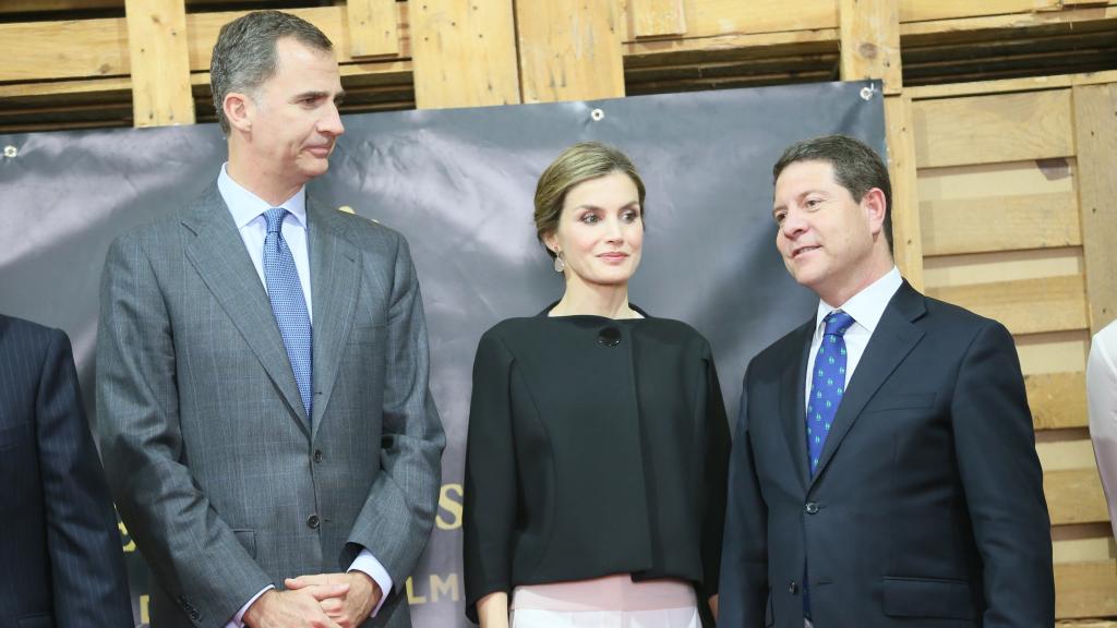 García-Page con los Reyes de España en 2016, en una Cooperativa de Tomelloso. Foto: JCCM