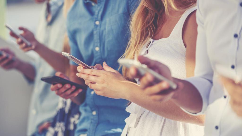 Jóvenes con sus 'smartphones'