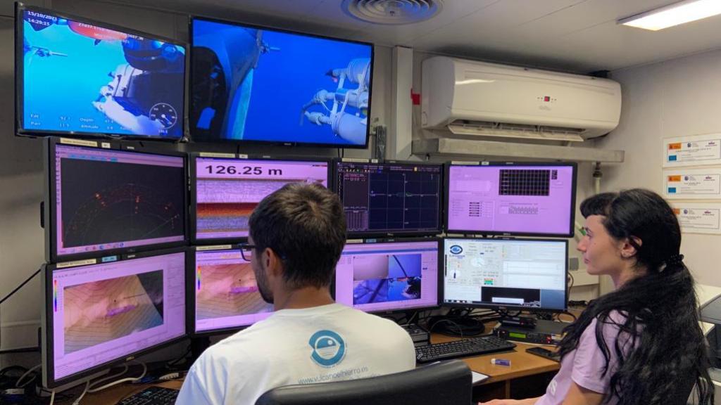 personal del IEO en el puesto de control del ROV Liropus, un vehículo submarino.