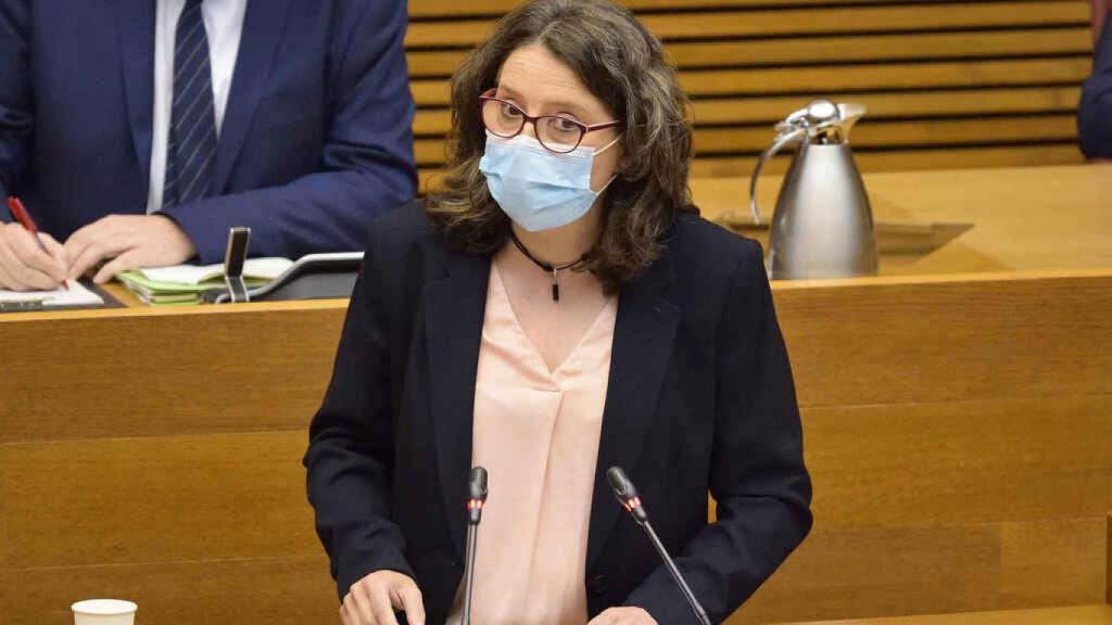 Mónica Oltra en la tribuna de las Cortes valencianas.