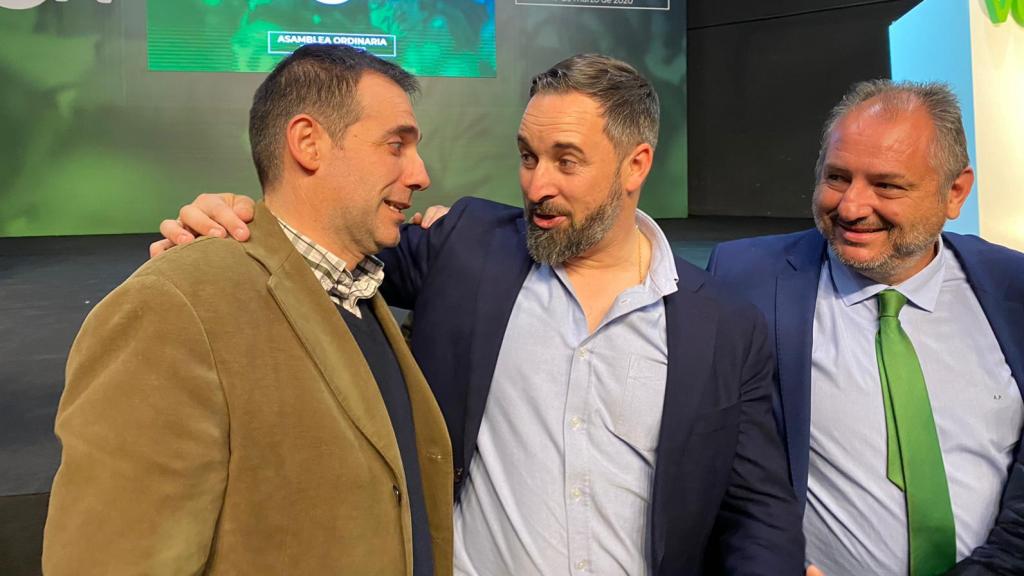 El diputado de a Asamblea de Murcia, Juan José Liarte, el líder de Vox, Santiago Abascal, y Antonio Pulido, de Vox Málaga
