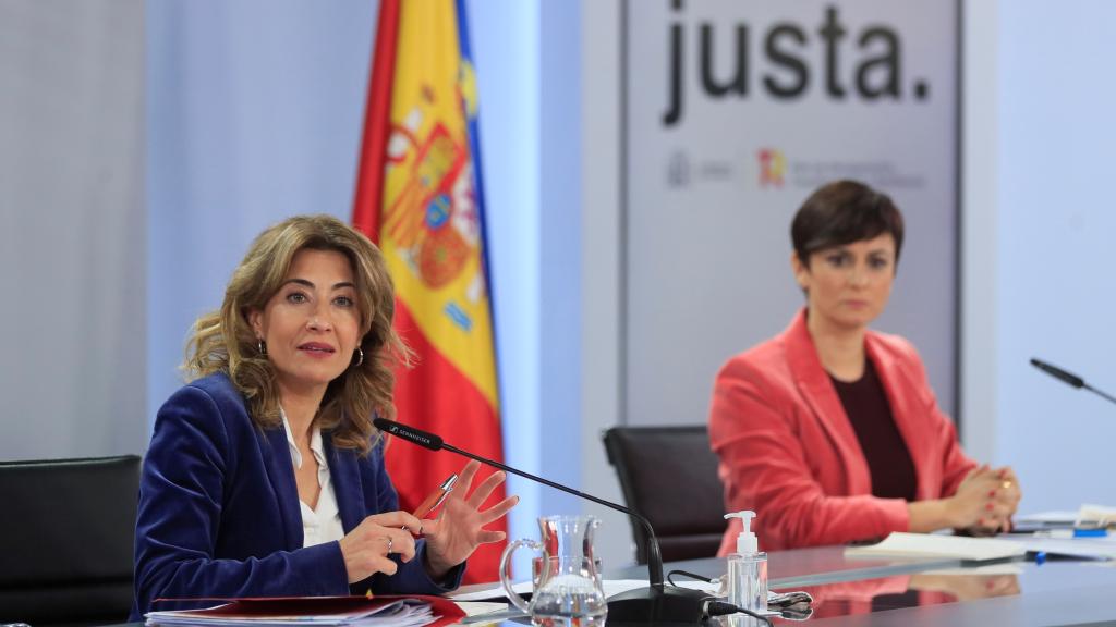 La ministra de Transportes, Raquel Sánchez, junto a la portavoz, Isabel Rodríguez, en la sala de prensa de Moncloa.