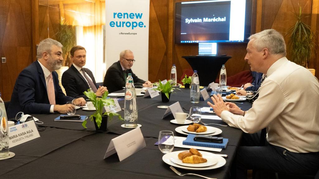 Luis Garicano (izqda), sentado junto a Christian Lindner (ministro alemán de Finanzas), escucha a Bruno Le Marie (titular francés del ramo).