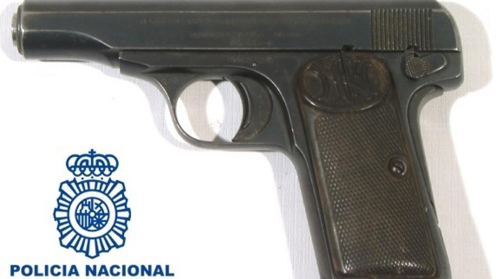 Arma incautada en el control de Marbella.