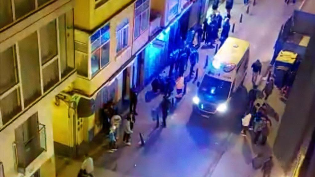 Una ambulancia en el Orzán ante un incidente en la zona.