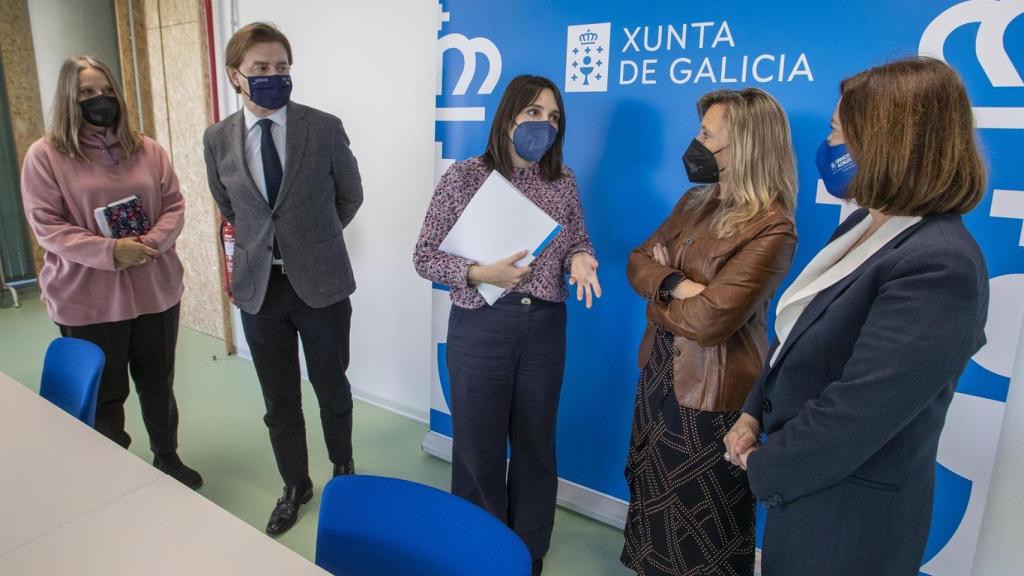 La conselleira de Emprego e Igualdade, María Jesús Lorenzana junto a representantes de las ONGs.
