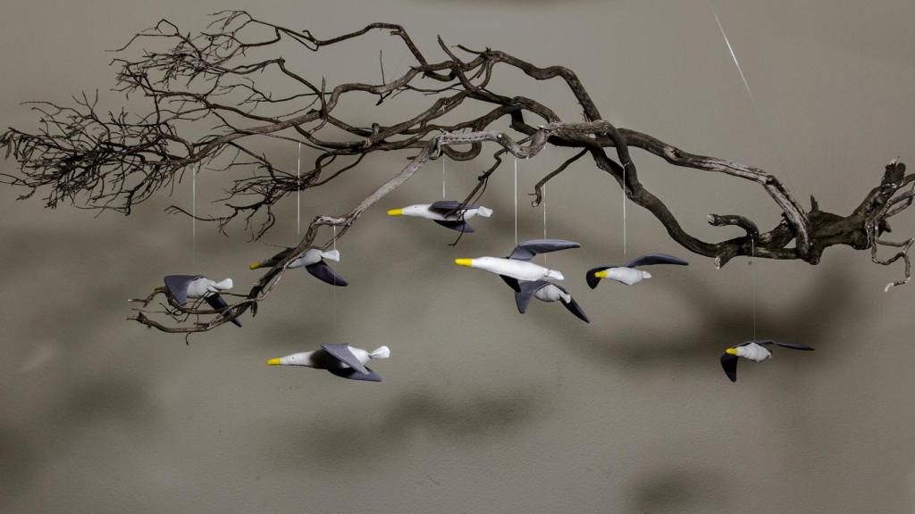 Uno de los móviles con gaviotas de El taller muy secreto.