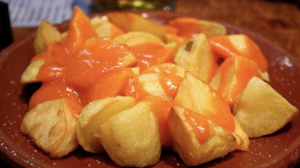 Un plato de patatas bravas.