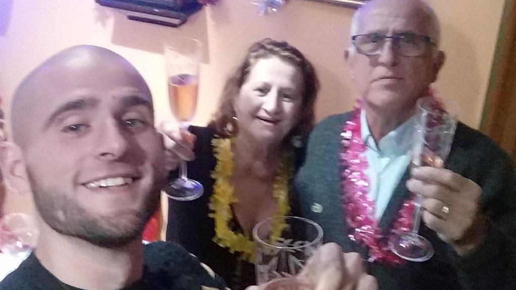 José Carlos con sus padres.