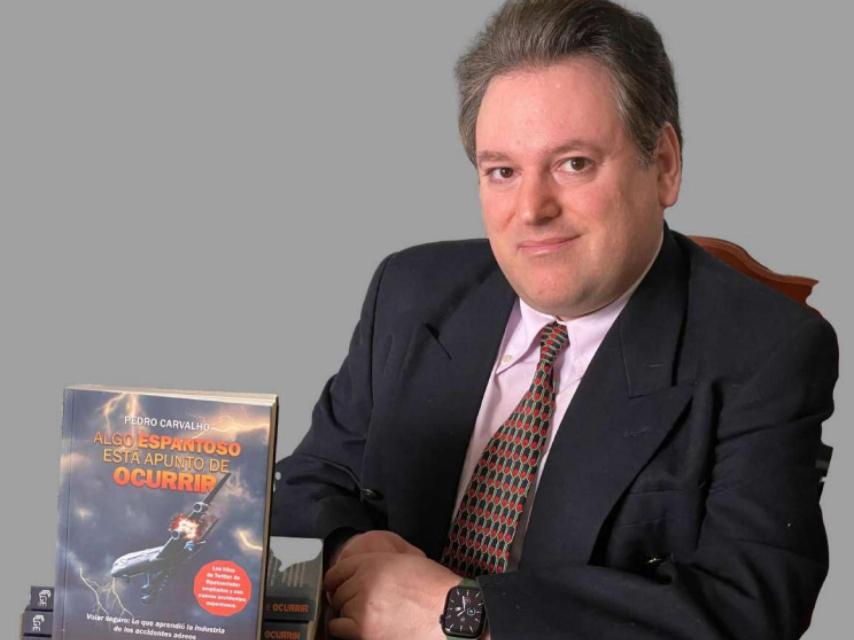 Pedro Carvalho junto a varios ejemplares de su obra ' Algo espantoso está a punto de ocurrir'