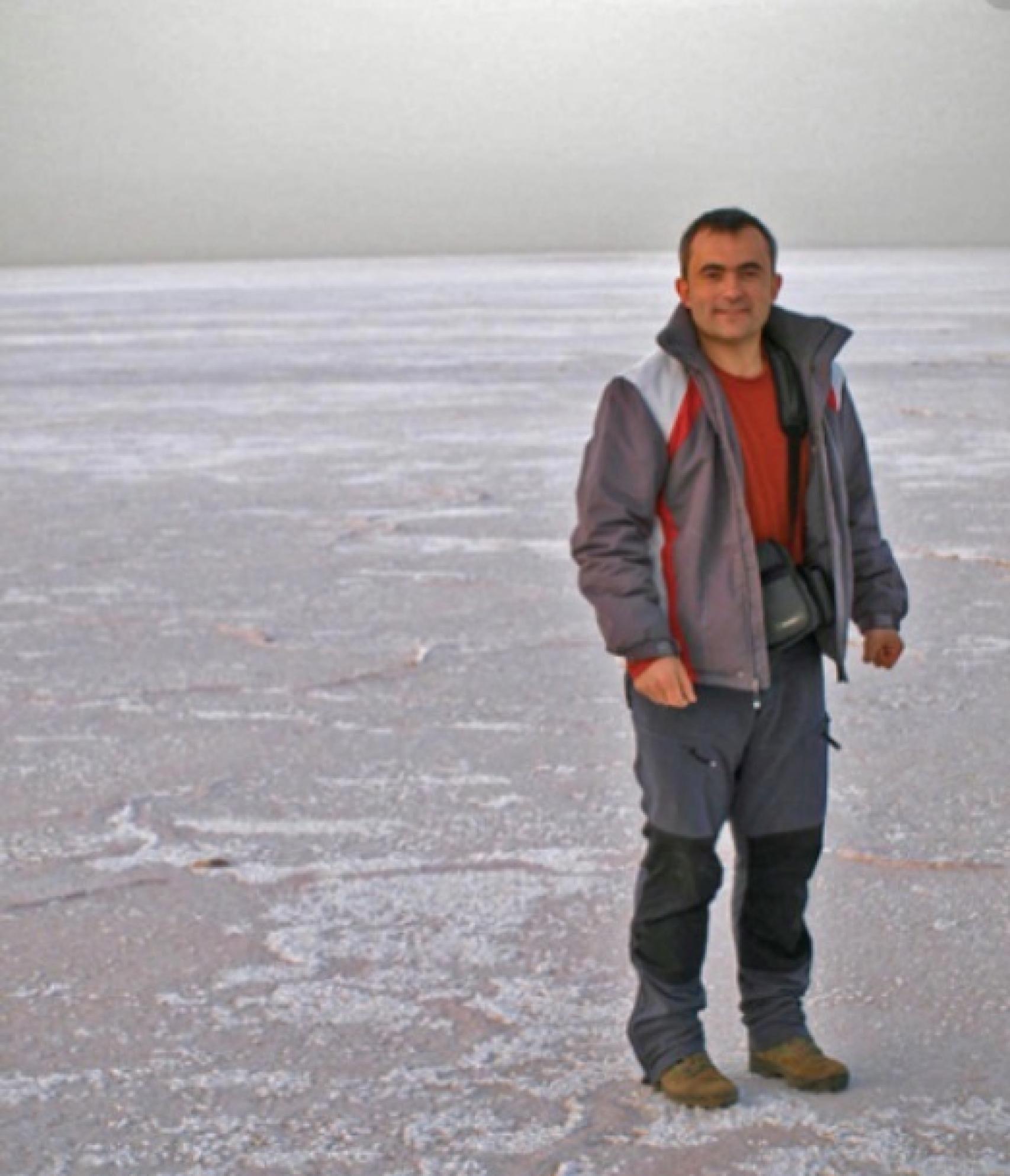 El doctor Felipe Gómez, en Uyuni, en el altiplano boliviano