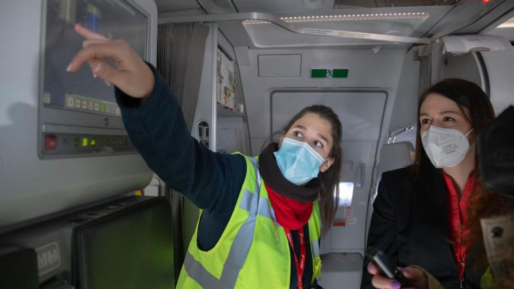 Sara Gutiérrez comprueba junto a la sobrecargo la pantalla en la que aparecen los niveles de las aguas del avión .