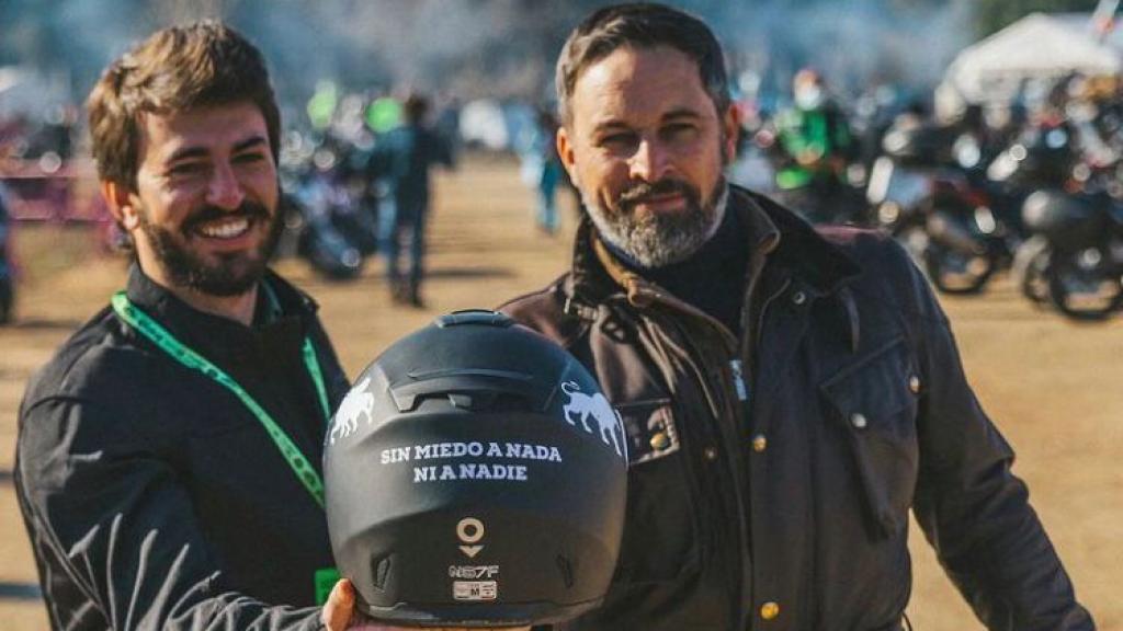 El líder de Vox junto a su candidato a la Junta de Castilla y León en Pingüinos.