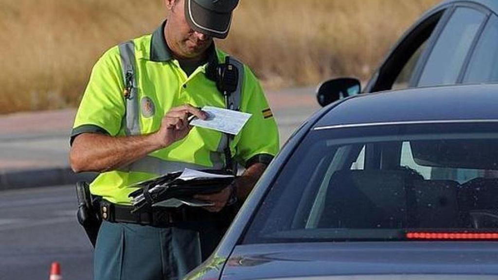 Un agente de la Guardia Civil en una carretera, en imagen de archivo.