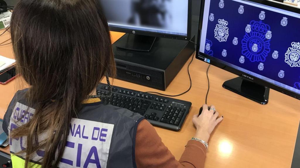 Una agente de la Policía Nacional trabajando en una operación contra la pederastia.