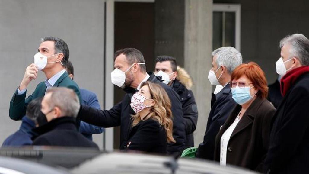 Pedro Sánchez , a su salida del edificio que ha visitado y antes de volver al coche oficial.