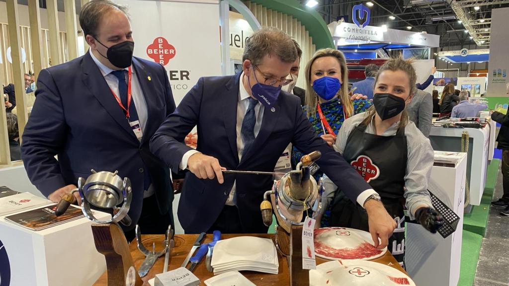 Núñez Feijóo corta jamón en el stand de Guijuelo