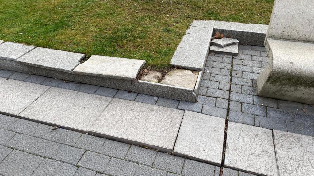 Adoquines levantados en la plaza de La Marina