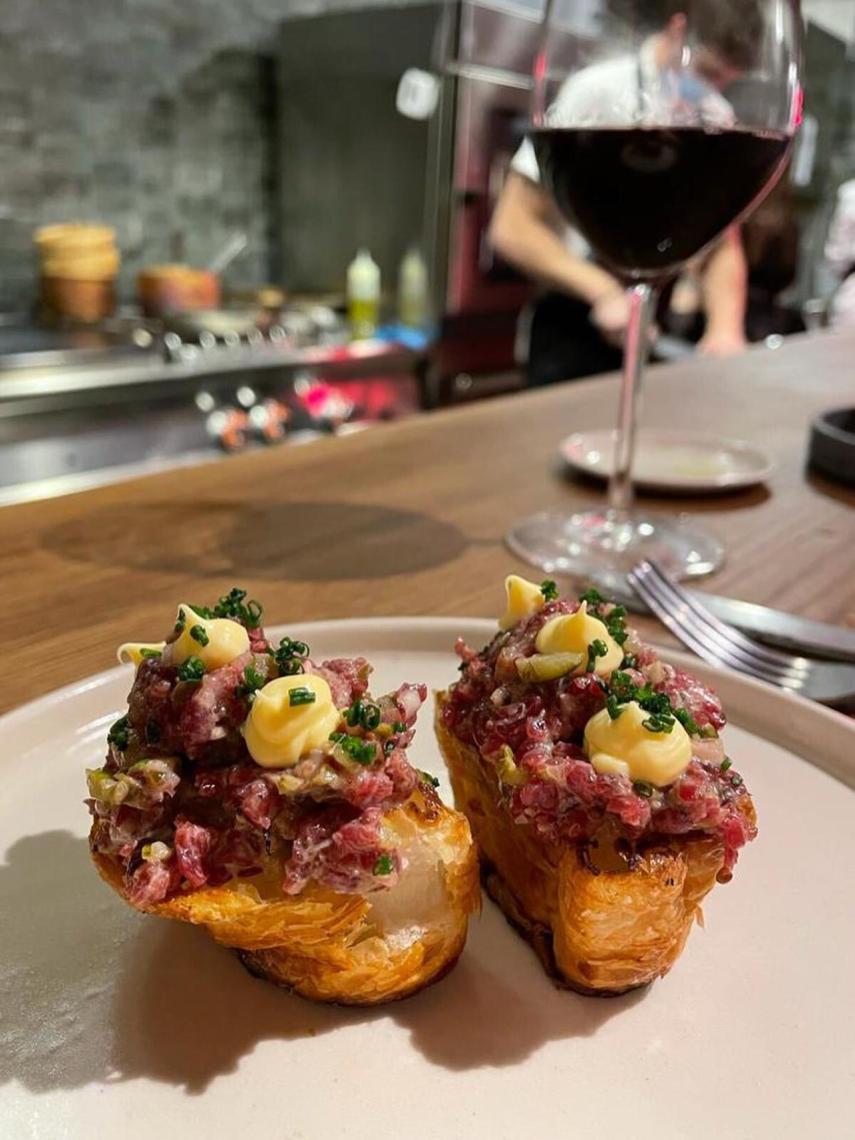 Steak Tartar y croissant