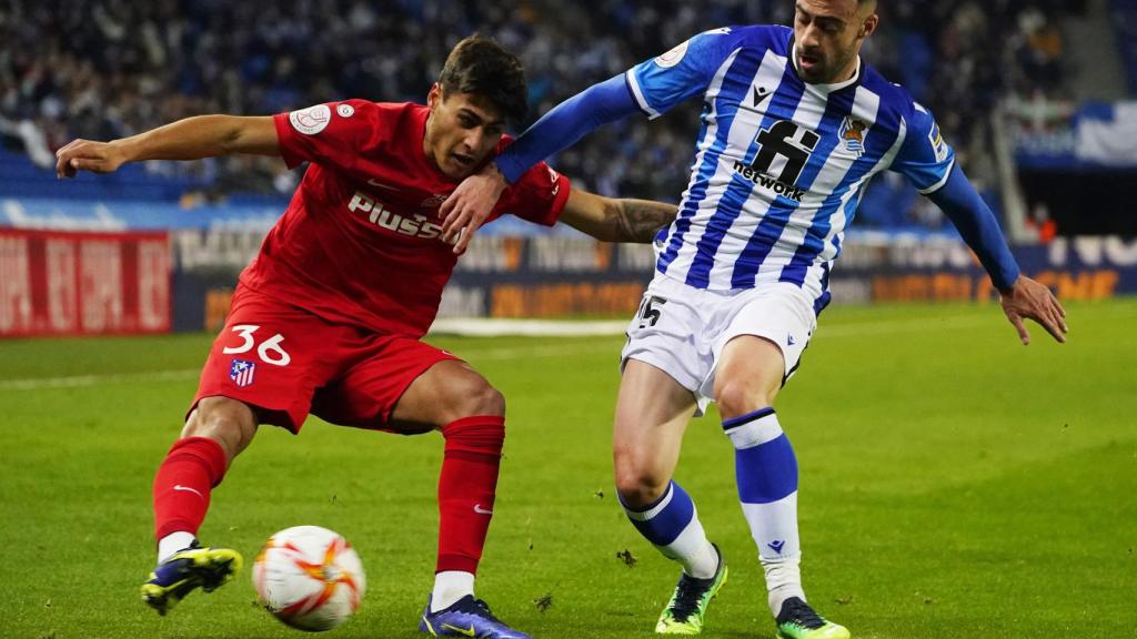 Carlos Martín lucha por la posesión con Diego Rico