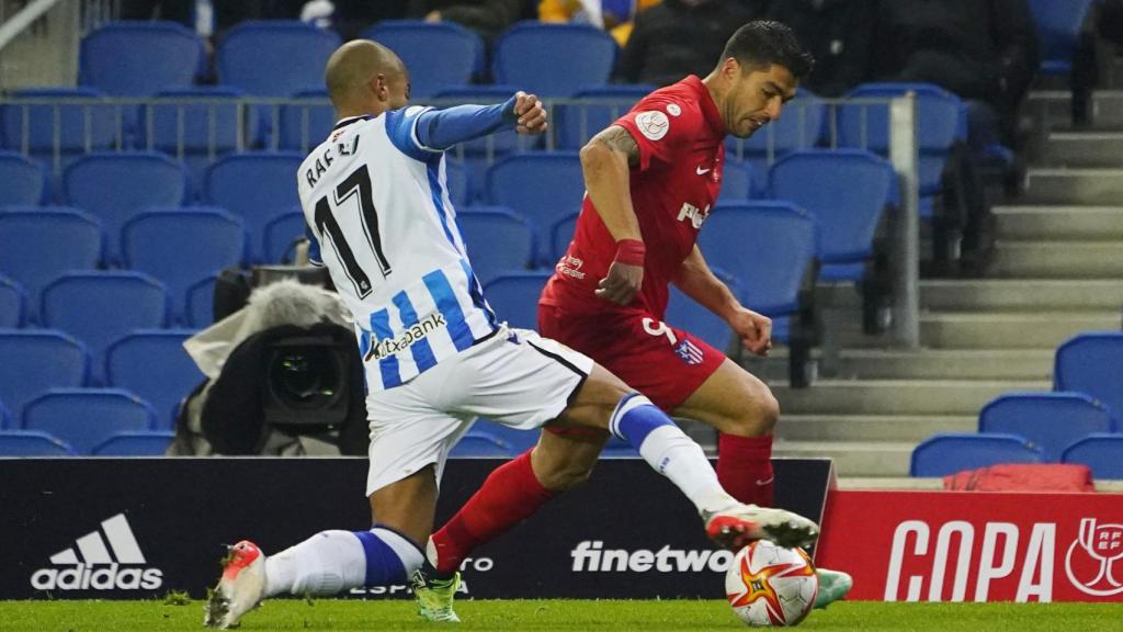 Luis Suárez, en acción con Rafinha