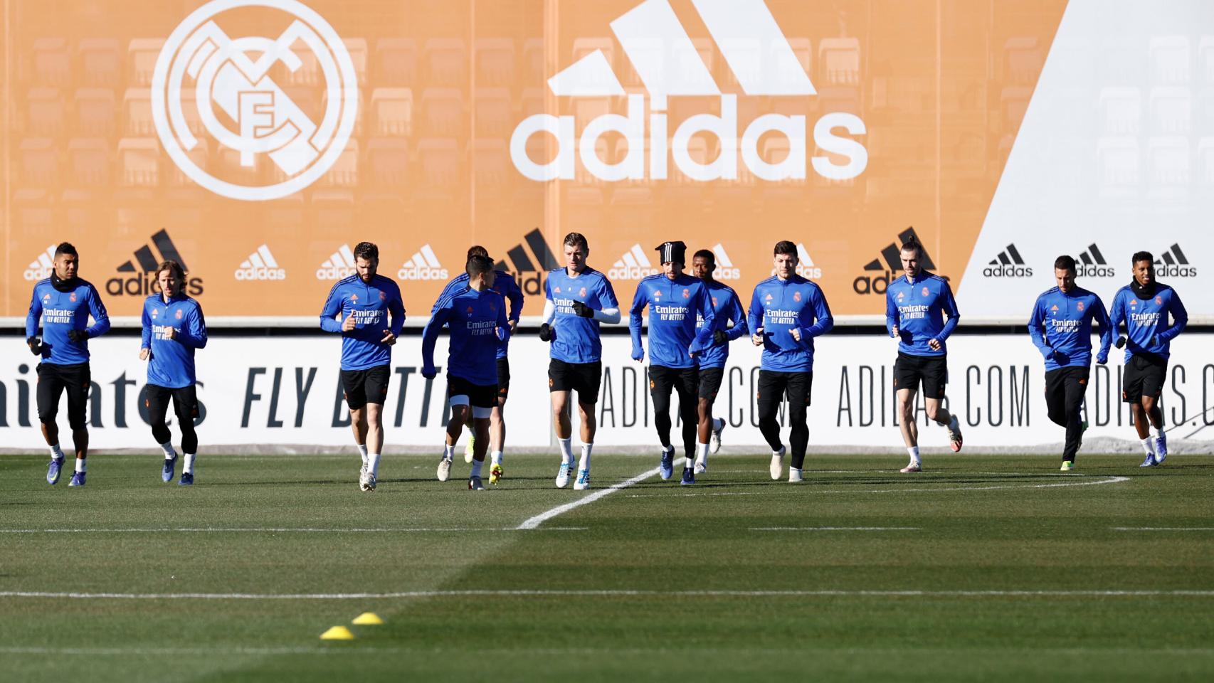 Los jugadores del Real Madrid hacen carrera continua en Valdebebas.