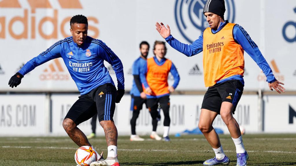 Eder Militao protege el balón delante de Dani Ceballos.