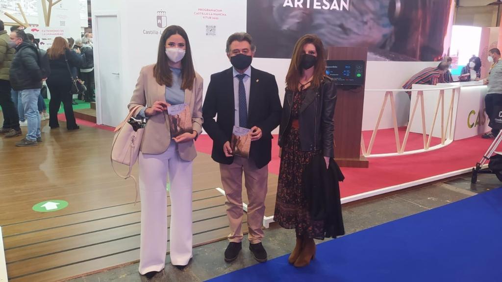 El alcalde de Daimiel, Leopoldo Sierra, y la concejal de Turismo, Lourdes Rodríguez de Guzmán en Fitur. Foto: Ayuntamiento de Daimiel