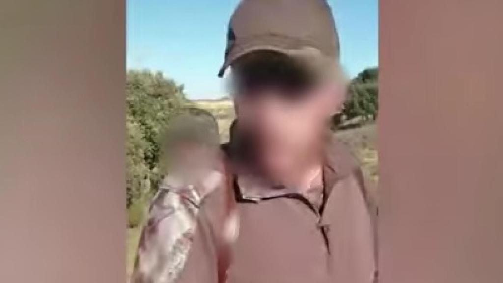 Una imagen difuminada del cazador que presuntamente protagonizó la brutal agresión.