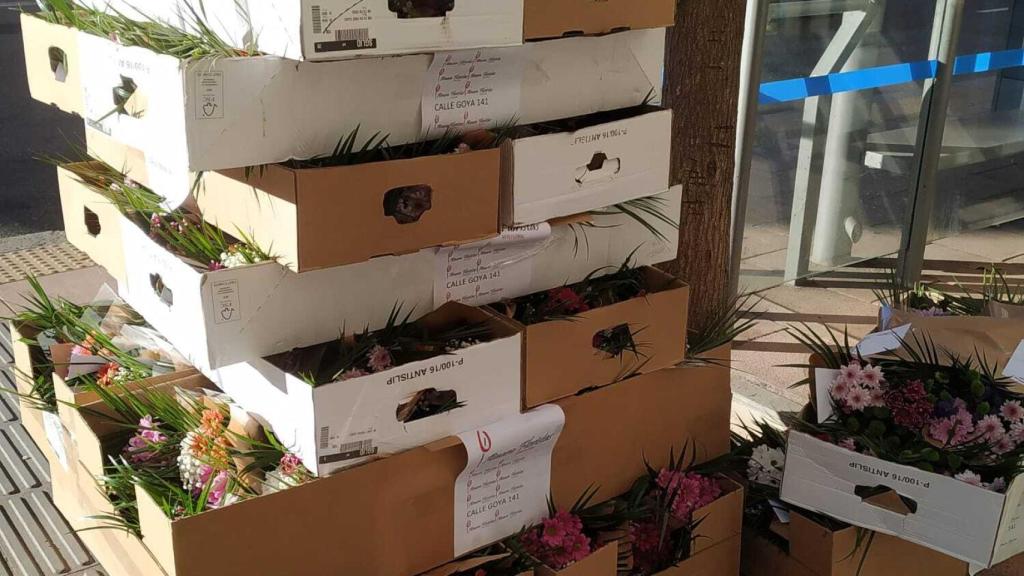 Centenares de ramos de flores a las puertas del Ministerio de Educación.