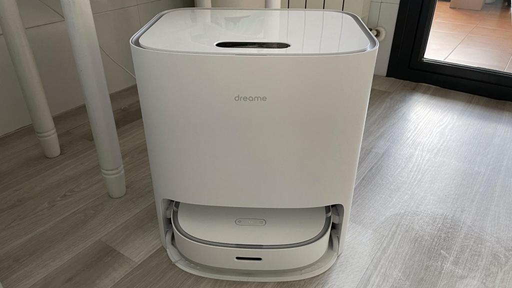 El Dreame W10 en la base de carga.