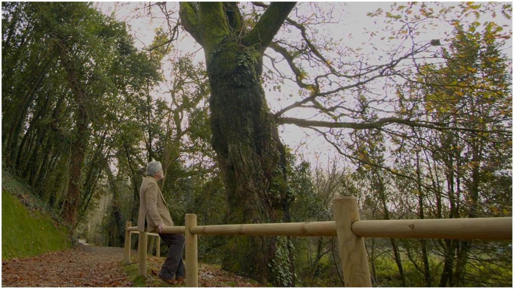 Un fotograma del vídeo de campaña con el escritor Manuel Rivas.