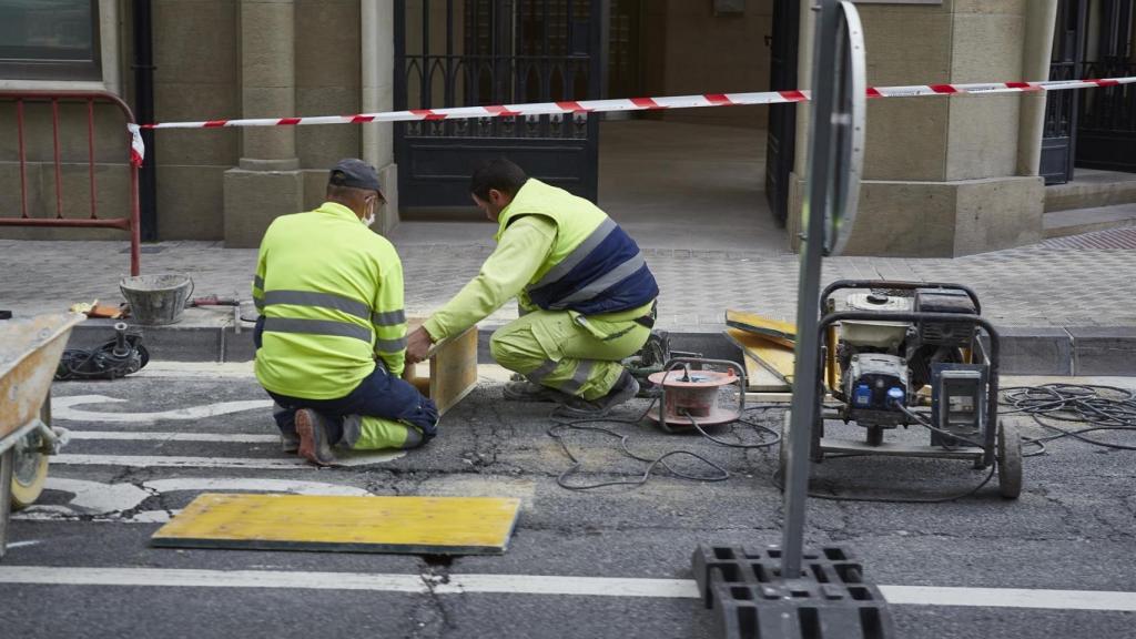 Dos trabajadores en una obra, en una foto de archivo.