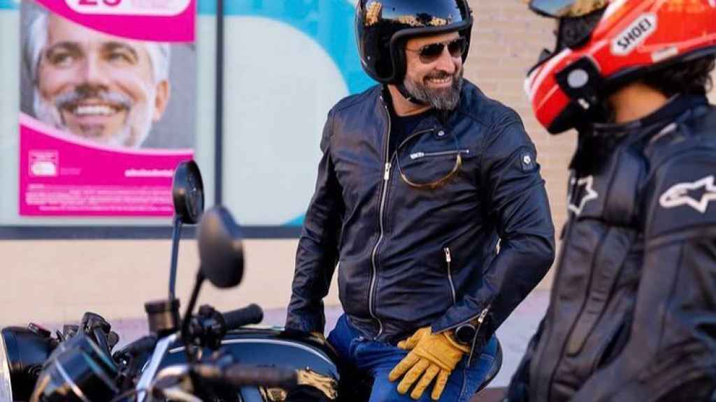 Abascal con su moto en una salida con otros simpatizantes de Vox.