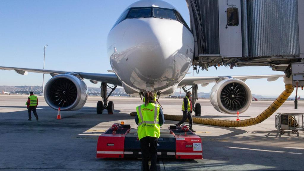 Sara Gutiérrez Chamón colocando el mototok cerca del avión para empezar a coordinar los servicios antes del despegue.