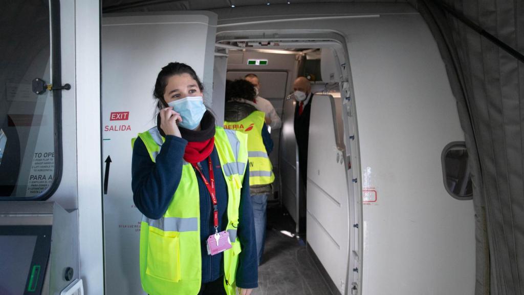 Sara Gutiérrez habla por teléfono con la puerta de embarque.