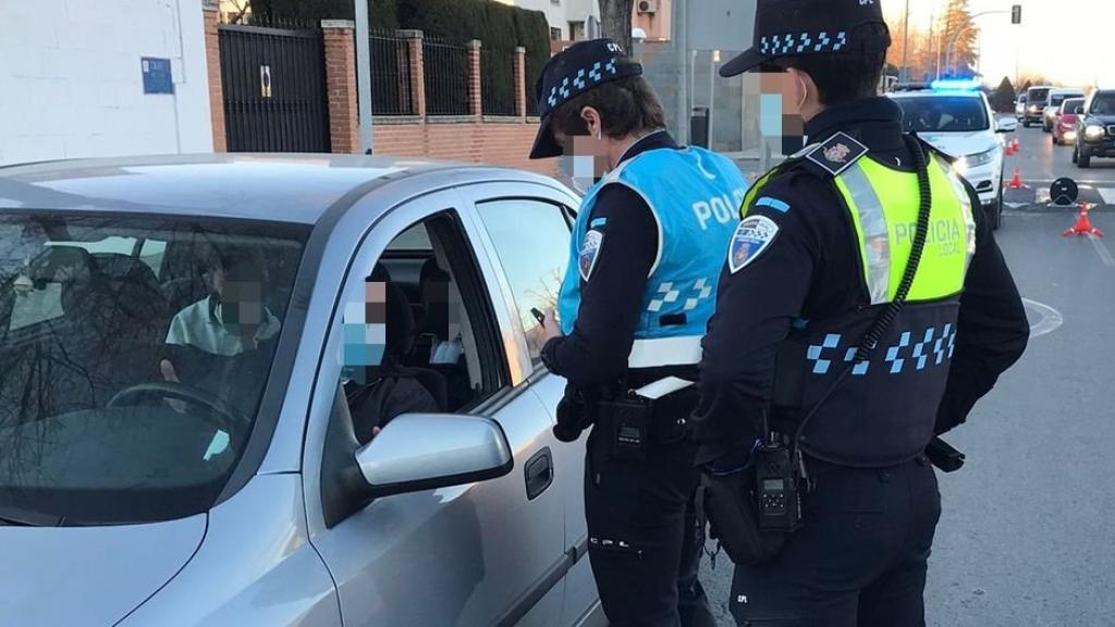 Los agentes junto al conductor menor de edad.