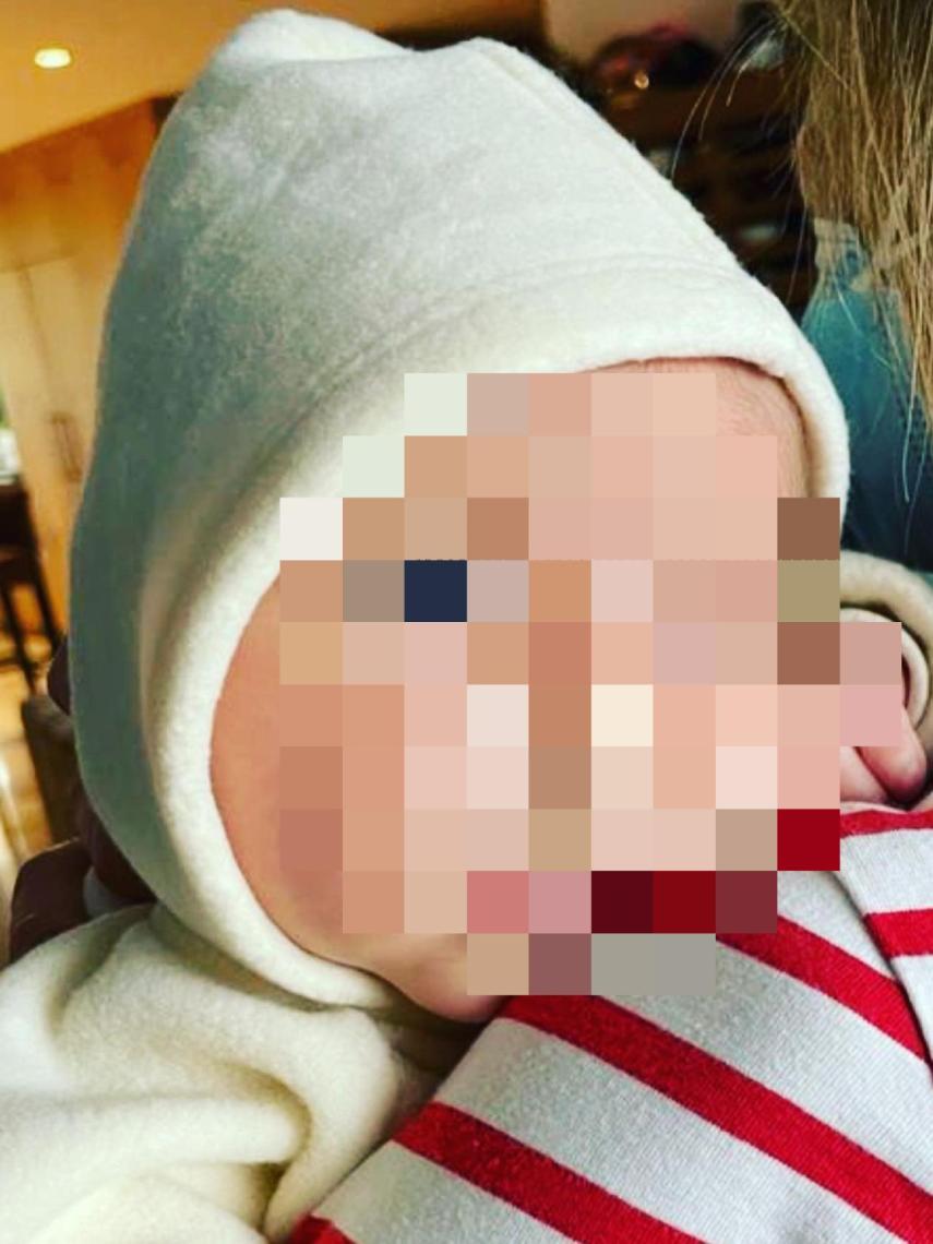 Fotografía publicada por Antonio Orozco de su hija recién nacida.