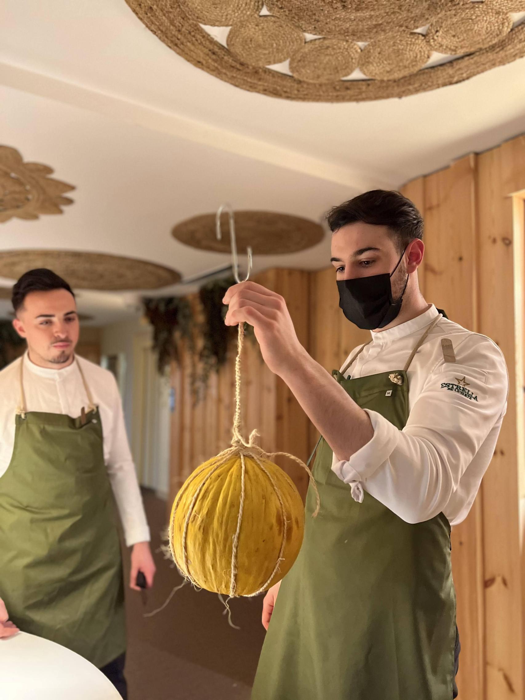 Javier y Juan muestran su técnica de conservación del melón