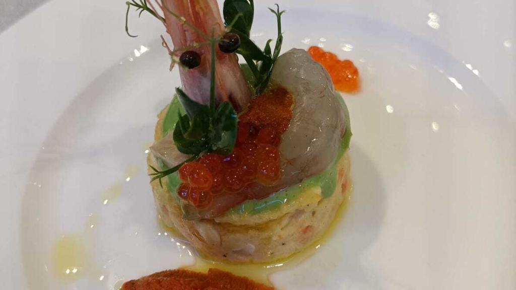 Ensaladilla de quisquilla, erizo de mar y anguila ahumada, de José Manuel López, de Peix & Brases de Dénia.