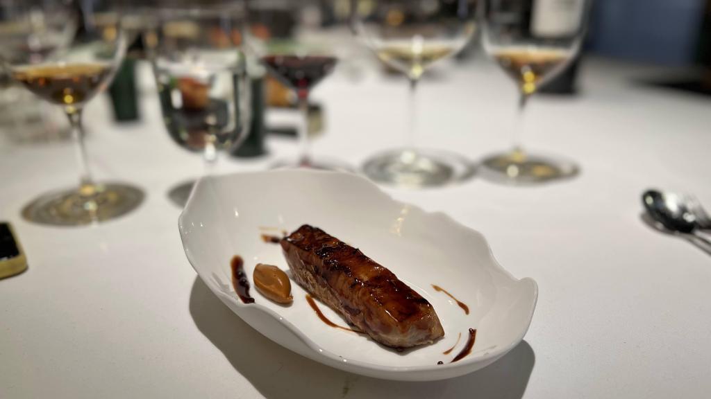 El atún a la brasa de Alejandro Serrano, acompañado de erizo de mar