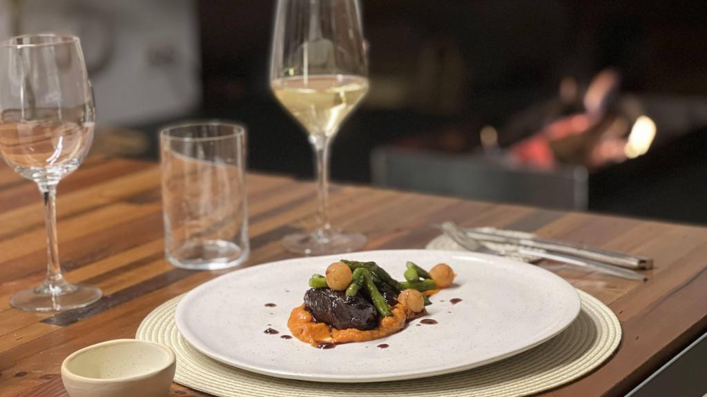 Las cenas al lado de la chimenea en Finca Yantar son una experiencia única