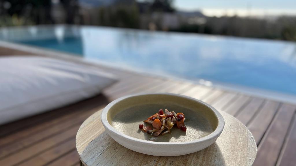 Disfrutar de la cocina frente a la piscina y al sol es uno de los grandes atractivos de Finca Yantar