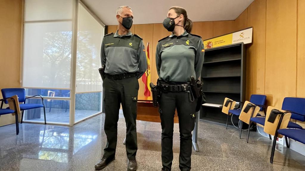El capitán de Sagunto junto a la agente que salvó la vida de decenas de ancianos.