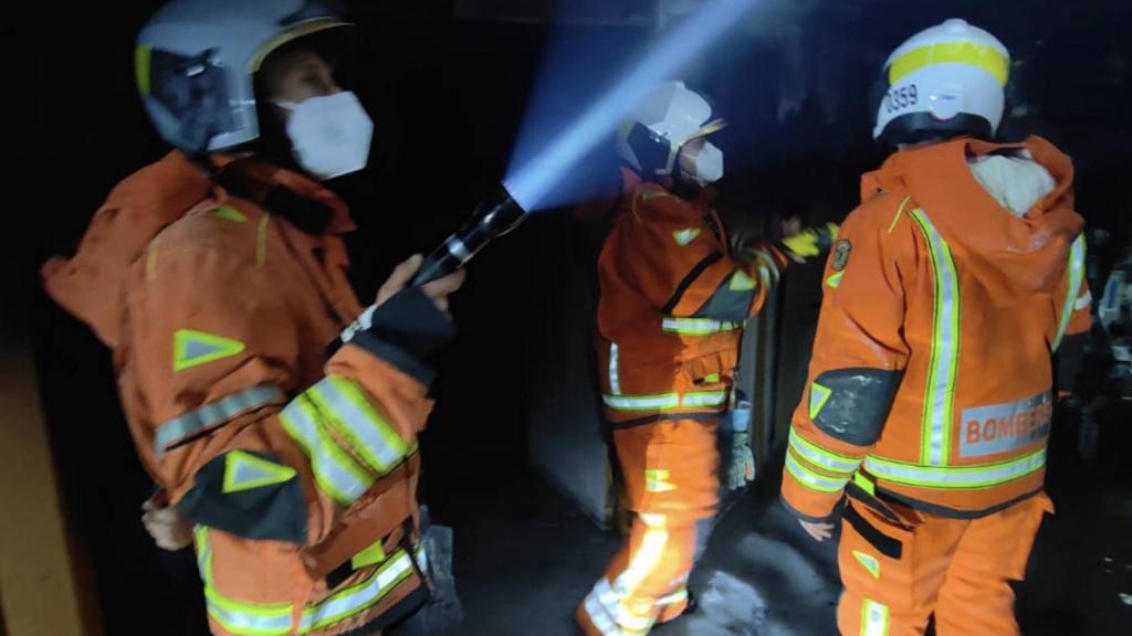 Bomberos de Valencia tras el rescate.